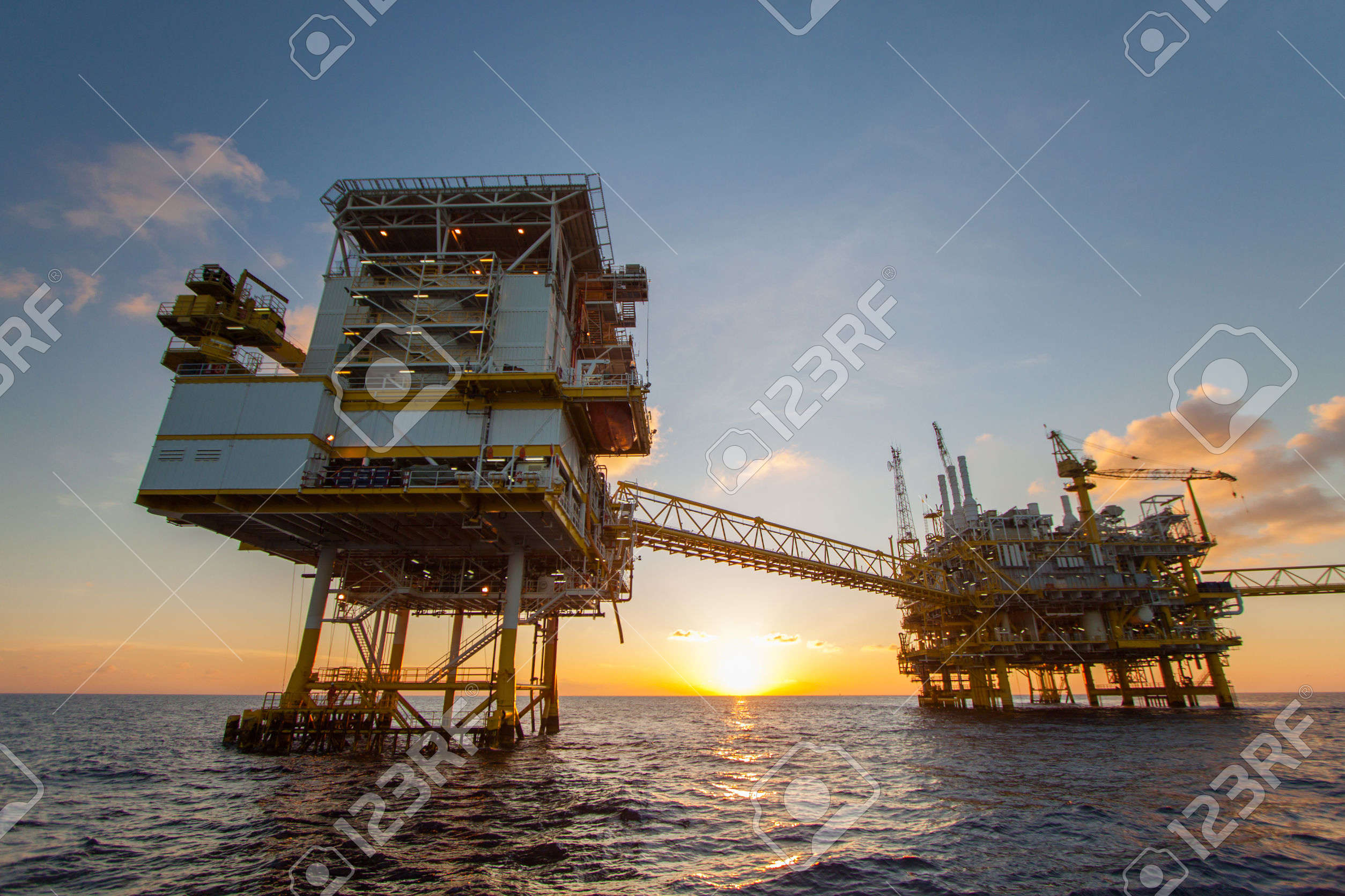 27071406-Piattaforma-petrolifera-e-del-gas-nel-golfo-o-sul-mare-olio-e-impianto-di-perforazione-offshore-di-c-Archivio-Fotografico